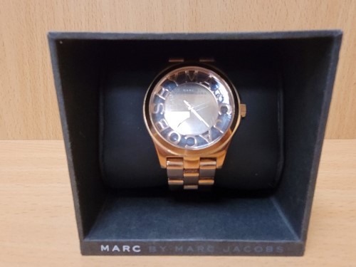 Marc jacobs best sale watch box