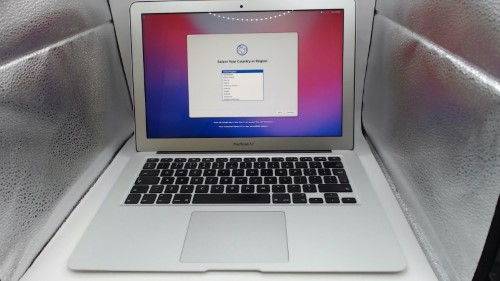 Apple Macbook Air Early 2015 / Intel i5 / 4GB Ram / 256GB SSD