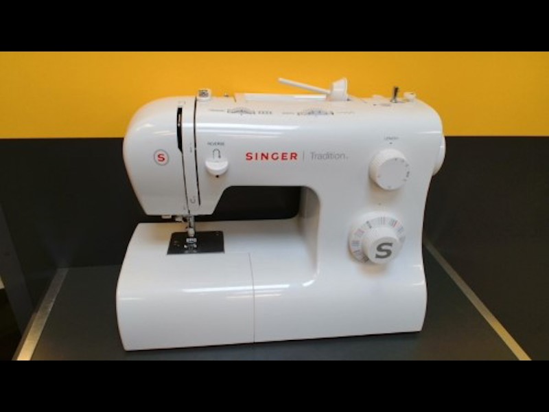 Singer Tradition 2282 Sewing machine