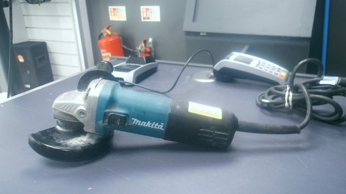 Makita best sale grinder 9557nb