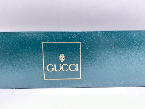 Gucci deals watch logo