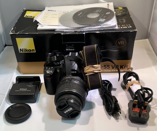 Nikon D3000 - Af-S Dx Nikkor 18-55mm F/3.5-5.6G Vr Lens