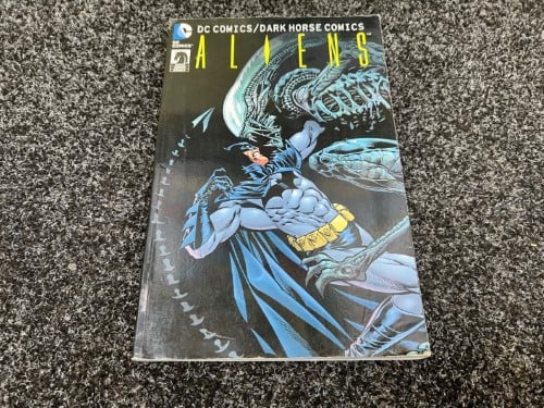 DC Superhero DC Dark Horse Comics Aliens Vs Batman Superman Softcover  Graphic Novel 1st Edition 2016 | 035700106338 | Cash Converters